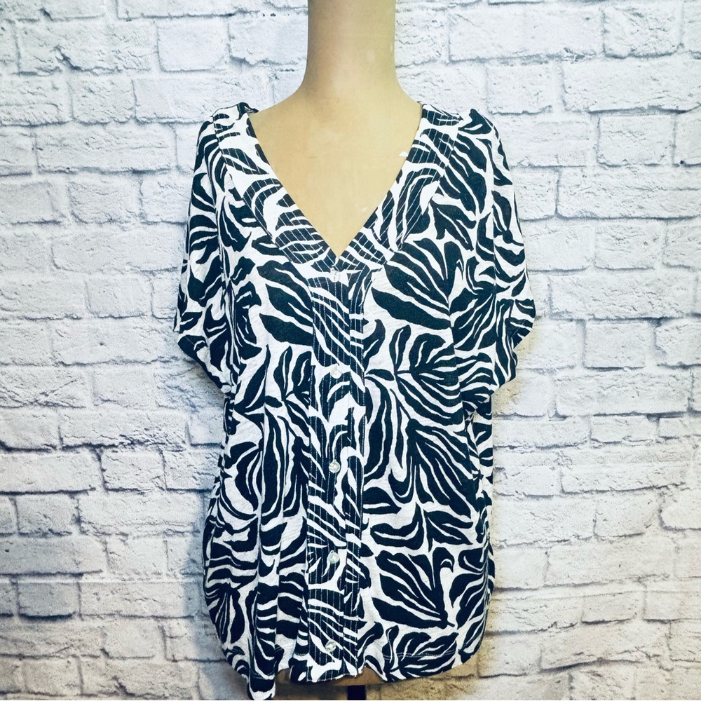 Nicole Miller Women's Linen Blend V Neck Short Sleeve Black & White floral top